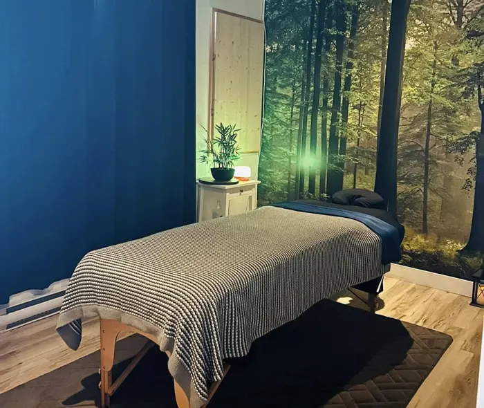 Salon de massage Escale bien-être à Contrecœur, table chauffante et murale de forêt